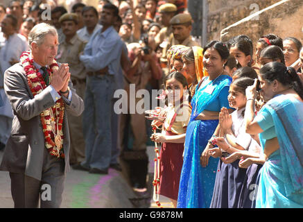 Le Prince de Galles accueille les adeptes de la randonnée dans la vieille ville de Jaipur, le vendredi 31 mars 2006. La tournée de deux semaines de Charles à l'étranger avec la duchesse de Cornwall prend fin aujourd'hui. Voir PA Story ROYAL Charles. APPUYEZ SUR ASSOCIATION photo. Le crédit photo devrait se lire : John Stillwell/PA. Banque D'Images