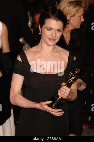 Vanity Fair Post Oscars Party - Mortons Restaurant. Rachel Weisz arrive sur le tapis rouge. Banque D'Images