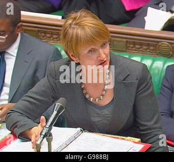 La secrétaire à la Culture, Tessa Jowell, s'exprime à la Chambre des communes, dans le centre de Londres, le lundi 6 mars 2006, après que le premier ministre Tony Blair a déclaré que Jowell faisait un « excellent travail » et qu'il devrait être autorisé à continuer. Il a donné son plein appui, car Mme Jowell a été invitée par Margaret Beckett, collègue du Cabinet chargée de l'environnement, à « l'éliminer » face aux questions sur les affaires financières enchevêtrées de sa famille. Voir PA Story POLITICS Jowell. APPUYEZ SUR ASSOCIATION photo. Le crédit photo devrait se lire comme suit : PA Banque D'Images