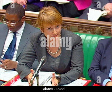 La secrétaire à la Culture, Tessa Jowell, s'exprime à la Chambre des communes, dans le centre de Londres, le lundi 6 mars 2006, après que le premier ministre Tony Blair a déclaré que Jowell faisait un « excellent travail » et qu'il devrait être autorisé à continuer. Il a donné son plein appui, car Mme Jowell a été invitée par Margaret Beckett, collègue du Cabinet chargée de l'environnement, à « l'éliminer » face aux questions sur les affaires financières enchevêtrées de sa famille. Voir PA Story POLITICS Jowell. APPUYEZ SUR ASSOCIATION photo. Le crédit photo devrait se lire comme suit : PA Banque D'Images