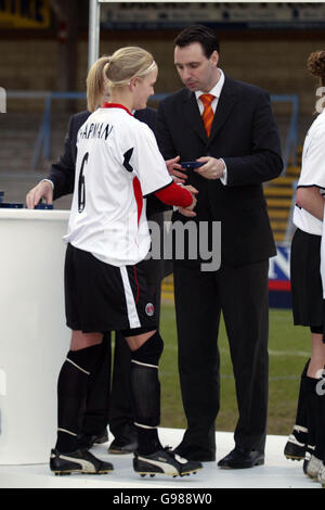 Soccer - FA Nationwide Women's Premier League Cup final - Charlton Athletic v Arsenal - Causeway Stadium.Katie Chapman de Charlton Athletic reçoit la médaille de ses gagnants Banque D'Images