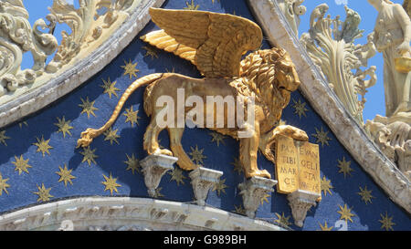 Venise,Italie. Le lion de la République de Venise sur l'entrée de la Basilique de la Place St Marc. Photo Tony Gale Banque D'Images