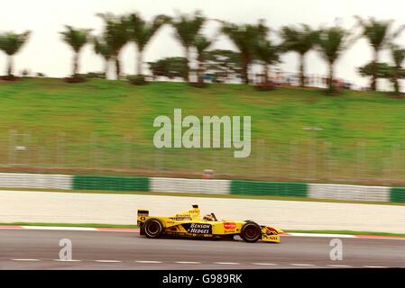 Course automobile Formula One - Grand Prix de Malaisie - pratique.Heinz Harald Frentzen sur son chemin pour mettre le 14e temps en pratique Banque D'Images