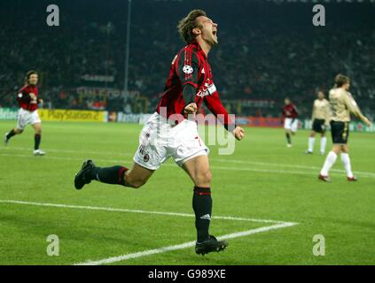 Football - UEFA Champions League - Round de 16 - second Leg - AC Milan / Bayern Munich - Giuseppe Meazza.Andriy Shevchenko, de l'AC Milan, célèbre son but Banque D'Images