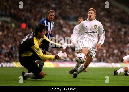 de gauche à droite ; Pavel Srnicek, gardien de but de Sheffield Wednesday, plonge au pied d'Alan Smith, de Leeds United Banque D'Images