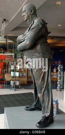 La statue représentant Sir Winston Churchill portant un manteau de straitjaque en spectacle au Forum de Norwich dimanche . L'organisme de bienfaisance en santé mentale a défendu sa statue en affirmant qu'il voulait « présenter une image plus positive des personnes atteintes de maladie mentale ». Banque D'Images