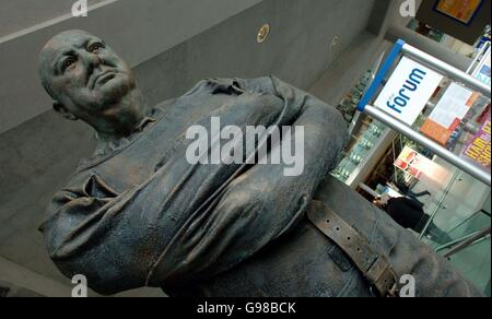 La statue représentant Sir Winston Churchill portant un manteau de straitjaque au Forum de Norwich. L'organisme de bienfaisance en santé mentale a défendu sa statue en affirmant qu'il voulait « présenter une image plus positive des personnes atteintes de maladie mentale ». Banque D'Images