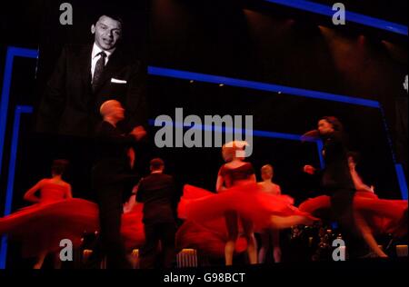 Frank Sinatra chante, accompagné de danseurs et d'un orchestre à Sinatra: Vivez au Palladium au London Palladium dans le centre de Londres. Les films améliorés numériquement permettent OL ? Yeux bleus la chance d'exécuter une médulse de coups de l'au-delà de la tombe. Banque D'Images