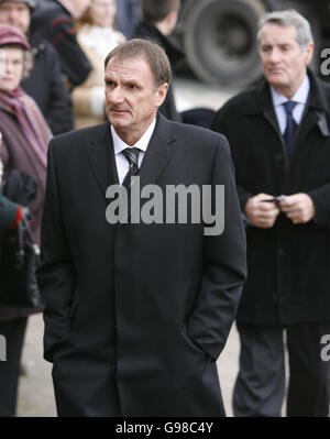 Phil Thompson arrive au service commémoratif de la légende du football George Best, à la cathédrale de Manchester, le jeudi 16 mars 2006. L'ancien Manchester United et l'Irlande du Nord Great Best ont succombé à de multiples défaillances d'organes le 25 novembre de l'année dernière à l'hôpital Cromwell à l'ouest de Londres, après des années d'abus d'alcool. Voir PA Story MEMORIAL Best. APPUYEZ SUR ASSOCIATION photo. Le crédit photo devrait se lire comme suit : Peter Byrne/PA. Banque D'Images