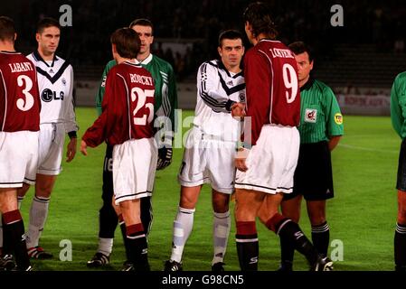 Football - Ligue des champions de l'UEFA - Groupe G - Bordeaux / Sparta Prague.Les deux équipes tremblent les mains avant le match Banque D'Images