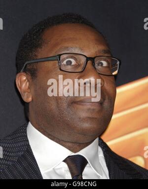 Lenny Henry arrive aux Royal Television Society Awards à l'hôtel Grosvenor House, à Londres, le mardi 14 mars 2006. APPUYEZ SUR ASSOCIATION PHOTO. Crédit photo devrait lire: Yui Mok/PA ... PRIX SHOWBIZ ... 14-03-2006 ... Londres ... ROYAUME-UNI ... APPUYEZ SUR ASSOCIATION photo. Le crédit photo devrait se lire comme suit : Yui Mok/PA. Référence unique no 3327160 Banque D'Images