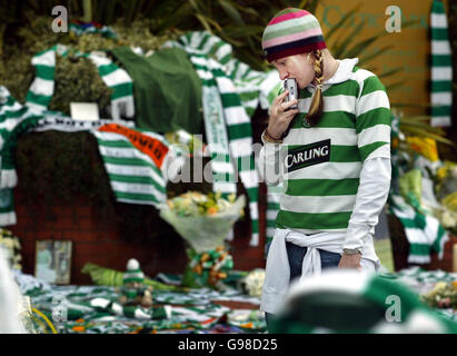 Un fan regarde l'hommage rendu au stade Celtic Park à Glasgow avant les funérailles de Jimmy Johnstone, le vendredi 17 mars 2006. Des milliers d'autres fans de football sont sur le point de s'aligner dans les rues pour rendre un dernier hommage à l'ailier. Johnstone, surnommé avec affection Jinky, est décédé lundi de cette semaine après avoir reçu un diagnostic de maladie du motoneurone en 2001. Voir PA Story FUNÉRAIRE Johnstone. APPUYEZ SUR ASSOCIATION photo. Le crédit photo devrait se lire comme suit : David Cheskin/PA. Banque D'Images