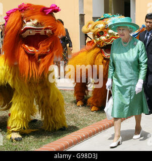 La reine Elizabeth II de Grande-Bretagne est accueillie dans le complexe de logement Toa Payoh à Singapour, le vendredi 17 2006 mars, dans le cadre d'une visite d'État de deux jours dans l'ancienne colonie de la Couronne en Asie du Sud-est. Voir PA Story ROYAL Singapore. APPUYEZ SUR ASSOCIATION photo. Le crédit photo devrait se lire comme suit : Ian Jones/Telegraph pool/PA. Banque D'Images