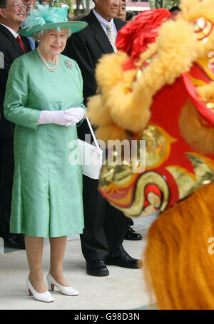 La reine Elizabeth II de Grande-Bretagne est accueillie dans le complexe de logement Toa Payoh à Singapour, le vendredi 17 2006 mars, dans le cadre d'une visite d'État de deux jours dans l'ancienne colonie de la Couronne en Asie du Sud-est. Voir PA Story ROYAL Singapore. APPUYEZ SUR ASSOCIATION photo. Le crédit photo devrait se lire comme suit : Ian Jones/Telegraph pool/PA. Banque D'Images