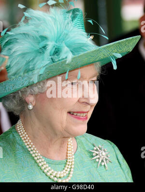 La reine Elizabeth II de Grande-Bretagne est accueillie dans le complexe de logement Toa Payoh à Singapour, le vendredi 17 2006 mars, dans le cadre d'une visite d'État de deux jours dans l'ancienne colonie de la Couronne en Asie du Sud-est. Voir PA Story ROYAL Singapore. APPUYEZ SUR ASSOCIATION photo. Le crédit photo devrait se lire comme suit : Ian Jones/Telegraph pool/PA. Banque D'Images