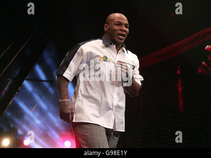 Un match de l'ancien boxeur de poids lourd Mike Tyson arbitre lors du Championnat du monde de combat de la cage à la MEN Arena, Manchester, le samedi 18 mars 2006. APPUYEZ SUR ASSOCIATION photo. Le crédit photo devrait se lire: Martin Rickett/PA. Banque D'Images