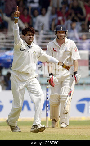 Paul Collingwood, de l'Angleterre, est rejeté par le chauf indien Sri Sreesanth, au cours de la deuxième journée du troisième match d'essai au stade Wankhede, Bombay, Inde, le dimanche 19 mars 2006. APPUYEZ SUR ASSOCIATION photo. Crédit photo devrait se lire: Rebecca Naden/PA Banque D'Images