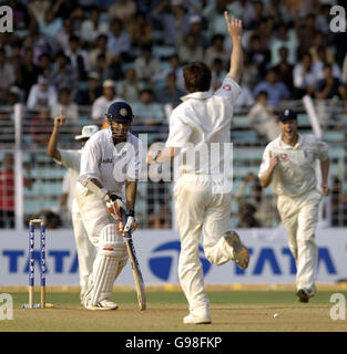 Le batteur indien Irfan Patan est animé par James Anderson en Angleterre lors du quatrième jour du troisième Test au stade Wankhede, Mumbai, Inde, le mardi 21 mars 2006. APPUYEZ SUR ASSOCIATION photo. Crédit photo devrait se lire: Rebecca Naden/PA. ***- PAS D'UTILISATION DE TÉLÉPHONE MOBILE*** Banque D'Images