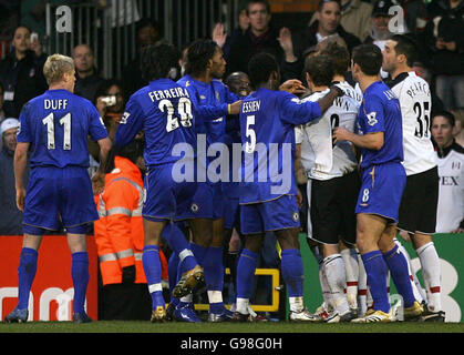 Dossier de la bibliothèque PA daté du 19/03/2006 des joueurs de Chelsea et Fulham impliqués dans une confrontation chauffée à la suite d'une faute de William Gallas de Chelsea. Chelsea a été accusée par l'Association de football de ne pas contrôler leurs joueurs pour la deuxième fois en 15 jours, le jeudi 23 mars 2006. La nouvelle accusation porte sur leur conduite à la suite de l'envoi de William Gallas tard dans le match de dimanche dernier contre Fulham. Voir PA Story FOOTBALL discipline Chelsea. APPUYEZ SUR ASSOCIATION photo. Le crédit photo devrait se lire: Nick Potts/PA. Banque D'Images