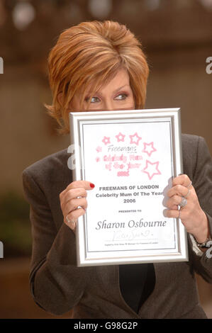 Sharon Osbourne est couronnée Freemans de Londres Celebrity Maman de l'année 2006, à l'hôtel Langham, dans le centre de Londres. Le prix est voté pour par le public pour honorer la mère de célébrité qui a impressionné en équilibrant une vie trépidante avec les exigences du rôle parental. Voir l'histoire de PA SHOWBIZ Mum. APPUYEZ SUR ASSOCIATION photo. Le crédit photo devrait se lire: Steve Parsons/PA Banque D'Images