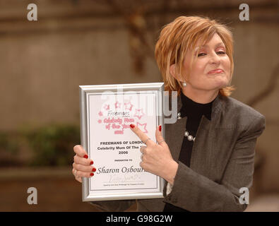 Sharon Osbourne est couronnée Freemans de Londres Celebrity Maman de l'année 2006, à l'hôtel Langham, dans le centre de Londres. Le prix est voté pour par le public pour honorer la mère de célébrité qui a impressionné en équilibrant une vie trépidante avec les exigences du rôle parental. Voir l'histoire de PA SHOWBIZ Mum. APPUYEZ SUR ASSOCIATION photo. Le crédit photo devrait se lire: Steve Parsons/PA Banque D'Images