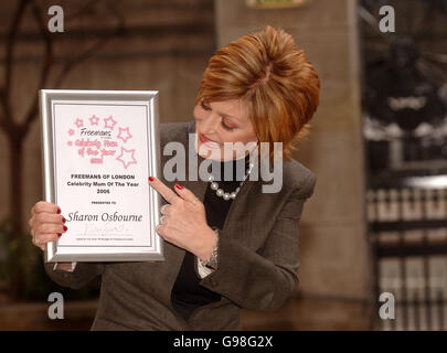 Sharon Osbourne est couronnée Freemans de Londres Celebrity Maman de l'année 2006, à l'hôtel Langham, dans le centre de Londres. Le prix est voté pour par le public pour honorer la mère de célébrité qui a impressionné en équilibrant une vie trépidante avec les exigences du rôle parental. Voir l'histoire de PA SHOWBIZ Mum. APPUYEZ SUR ASSOCIATION photo. Le crédit photo devrait se lire: Steve Parsons/PA Banque D'Images