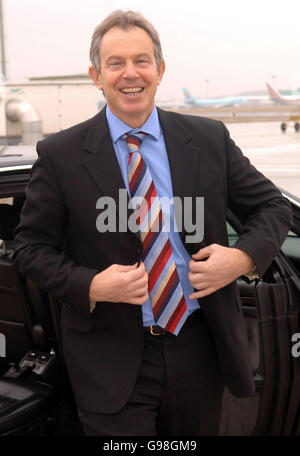 Le Premier ministre britannique Tony Blair arrive à l'aéroport de Bruxelles en Belgique, le vendredi 24 mars 2006, pour embarquer dans un avion de 777, qui l'emportera à Melbourne, en Australie. Pour le début d'une mission diplomatique de sept jours qui l'emportera également en Nouvelle-Zélande et en Indonésie. Le vol de M. Blairs à destination de Melbourne, si tout va à l'intention, permettra de définir un record comme le plus long vol passager sans escale de British Airways jamais atteint, à 19 heures. Voir PA Story POLITICS Blair. APPUYEZ SUR ASSOCIATION photo. Le crédit photo devrait se lire comme suit : Stefan Rousseau/PA. Banque D'Images