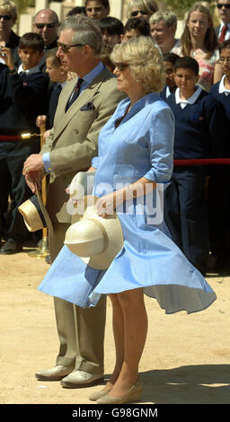 Le prince de Galles et la duchesse de Cornouailles lors d'une visite au cimetière des graves de guerre du Commonwealth à El Alamein, Égypte, le vendredi 24 mars 2006. La duchesse de Cornwall a rendu hommage aujourd'hui aux camarades de son père qui sont morts devant lui à la suite de la bataille d'El Alamein. Le major Bruce Shand, aujourd'hui 89 ans, a survécu à l'attaque en novembre 1942, mais a vu périr son opérateur sans fil, le sergent Charles Francis, et le caporal Edward Plant, qui voyageaient dans le même véhicule que lui. Aujourd'hui, au cimetière d'El Alamein Camilla a délicatement placé un bouquet de roses sur les deux soldats gris-blanc Banque D'Images