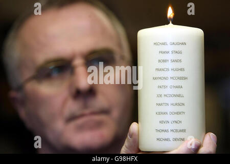 L'ancien attaquant de la faim Raymond McCord, avec la bougie commerciale portant les noms des grévistes morts de la faim dimanche 26 mars 2006. Les Républicains ont été invités à allumer des bougies pour se souvenir des grévistes de la faim, pour marquer le 25e anniversaire du début de la grève de la faim de 1981. Voir l'histoire de PA ULSTER Hunger. APPUYEZ SUR ASSOCIATION photo. Le crédit photo devrait se lire: Paul Faith/PA Banque D'Images