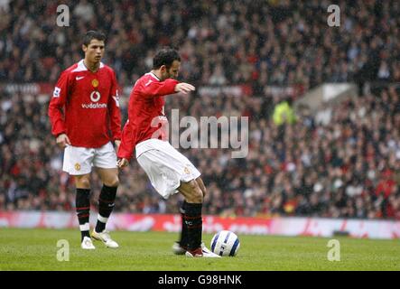 Football - FA Barclays Premiership - Manchester United / Birmingham City - Old Trafford.Ryan Giggs de Manchester United marque le premier objectif Banque D'Images