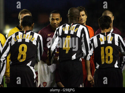 Patrick Vieira de Juventus serre la main avec Thierry Henry (au centre à gauche) et Jens Lehmann (au centre à droite) de ses anciens coéquipiers, avant le quart de finale de la Ligue des champions de l'UEFA à Highbury, Londres, le mardi 28 mars 2006.APPUYEZ SUR ASSOCIATION photo.Le crédit photo devrait se lire : David Davies/PA. Banque D'Images