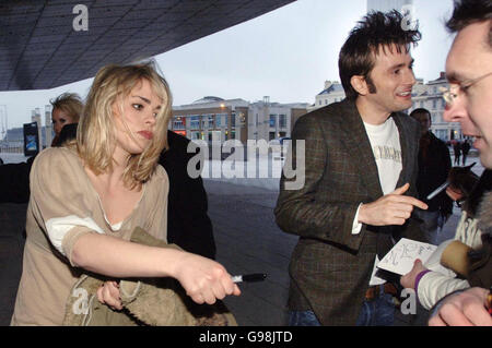 Le Dr David Tennant et Billie Piper signent des autographes alors qu'ils arrivent pour la projection médiatique au Centre du millénaire à Cardiff, le mardi 28 mars 2006. Tennant, 34 ans, dont les crédits récents incluent Casanova et Blackpool, a pris le rôle de Christopher Eccleston et a déjà joué dans un spécial de Noël. Voir l'histoire de PA SHOWBIZ qui. APPUYEZ SUR ASSOCIATION photo. Le crédit photo devrait se lire comme suit : Barry Batchelor/PA. Banque D'Images