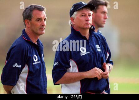 Duncan Fletcher (r), entraîneur en chef de l'Angleterre, avec Phil, directeur des opérations Neale Banque D'Images