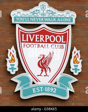 L'écusson du Liverpool football Club sur le mur du stade Anfield, le mercredi 29 mars 2006. Liverpool a confirmé qu'ils sont en discussion avec des investisseurs potentiels, ce qui pourrait conduire à la vente du club, le mercredi 29 mars 2006. Le multimillionnaire espagnol Juan Villalonga est devenu cette semaine le dernier à être lié à un investissement majeur dans le club d'Anfield. Voir PA Story FOOTBALL Liverpool. APPUYEZ SUR ASSOCIATION photo. Le crédit photo devrait se lire comme suit : Peter Byrne/PA. Banque D'Images