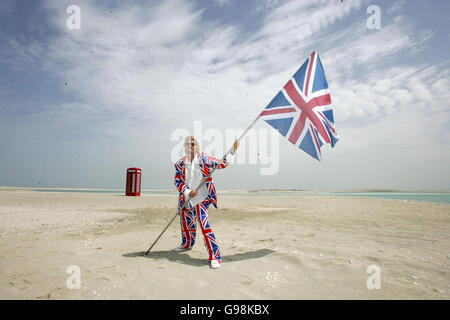 Sir Richard Branson sur l'île de Grande-Bretagne - partie de la carte du monde faite par l'homme en cours d'élaboration au large de la côte de Dubaï, le mercredi 29 mars 2006. L'entrepreneur est dans l'État du golfe pour promouvoir le premier service de Virgin Atlantic Airways au Moyen-Orient - le premier vol de Heathrow à Dubaï a atterri hier. APPUYEZ SUR ASSOCIATION photo. Le crédit photo devrait se lire: Tim Ockenden/PA. Banque D'Images