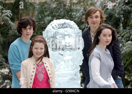 Les « enfants Pevensie » de « The Chronicles of Narnia », (G-D) Skandar Keynes, Georgie Henley, William Moseley et Anna Popplewell, se tiennent à côté d'une sculpture grandeur nature 70 sur glace en pierre de « Aslan » lors d'une séance photo marquant la sortie DVD du film de Disney du 3 avril, à la salle de bal, County Hall, au sud de Londres, Mercredi 29 mars 2006. APPUYEZ SUR ASSOCIATION photo. Le crédit photo devrait se lire: Anthony Harvey/PA Banque D'Images