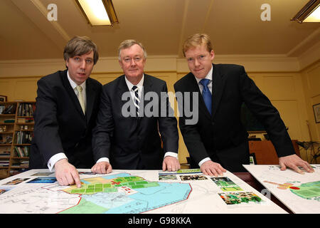 Le ministre des Sports, des Arts et du Tourisme, John O Donoghue TD (au centre), avec John Delaney (à gauche) de la FAI et Steve Staunton, le directeur du football de la République d'Irlande (à droite), le mercredi 29 2006 mars, pour revoir la décision de la FAI de déménager son siège social à Abbotstown. APPUYEZ SUR ASSOCIATION photo. Le crédit photo devrait se lire : Julien Behal/PA. Banque D'Images