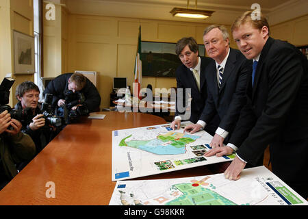 Le ministre des Sports, des Arts et du Tourisme, John O Donoghue TD (au centre), avec John Delaney (à gauche) de la FAI et Steve Staunton, le directeur du football de la République d'Irlande (à droite), le mercredi 29 2006 mars, pour revoir la décision de la FAI de déménager son siège social à Abbotstown. APPUYEZ SUR ASSOCIATION photo. Le crédit photo devrait se lire : Julien Behal/PA. Banque D'Images