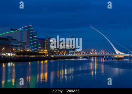 La rivière Liffey, le Samuel Beckett Bridge et le Centre de Convention - Dublin - Irlande Banque D'Images