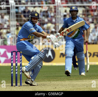 Le Suresh Raina de l'Inde en action contre l'Angleterre lors de la troisième internationale d'une journée au Pundit Jawaharlal Nehru Stadium, Goa, Inde, le lundi 3 avril 2006. Voir PA Story CRICKET England. APPUYEZ SUR ASSOCIATION photo. Crédit photo devrait se lire: Rebecca Naden/PA. ***- PAS D'UTILISATION DE TÉLÉPHONE MOBILE*** Banque D'Images