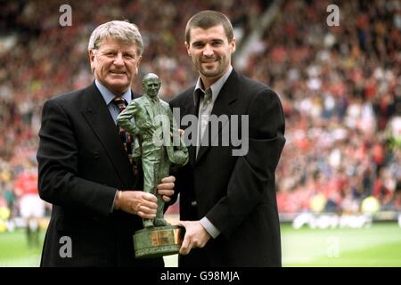 Sandy Busby (à gauche), fils de Sir Matt, présente Roy Keane (à droite) de Manchester United avec le prix du joueur de l'année 1998-99 Banque D'Images