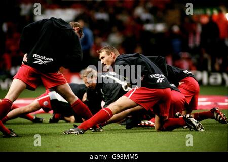 Football - FA Carling Premiership - Liverpool / Sheffield mercredi. Le Sami Hyypia de Liverpool s'échauffe avant le match Banque D'Images