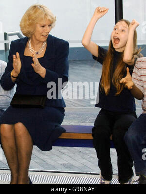 La duchesse de Cornwall regarde une répétition de Hackney à la Favela au Unicorn Theatre dans le sud de Londres, le jeudi 9 mars 2006.L'Unicorn, dont Camilla est la patronne, a été fondé en 1947.Ce soir, Camilla se joindra au Prince de Galles pour assister à une représentation d'un concerto de violoncelle composé à la mémoire de la Reine mère au Queen Elizabeth Hall, dans le centre de Londres.Voir PA Story ROYAL Charles.APPUYEZ SUR ASSOCIATION photo.La photo devrait se lire : Stefan Rousseau/PA/WPA Rota. Banque D'Images