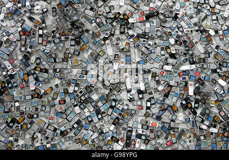 Le personnel du National Science Museum, Londres, mardi 28 mars 2006, passe en revue quelques-uns des 1,700 téléphones mobiles pour leur dernière exposition, qui se penchera sur l'avenir vert de la conception de téléphones mobiles. ***IMAGE***. APPUYEZ SUR ASSOCIATION photo. La photo devrait se lire : Cathal McNaughton/PA Banque D'Images