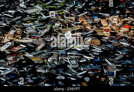 Le personnel du National Science Museum, Londres, mardi 28 mars 2006, passe en revue quelques-uns des 1,700 téléphones mobiles pour leur dernière exposition, qui se penchera sur l'avenir vert de la conception de téléphones mobiles. ***IMAGE***. APPUYEZ SUR ASSOCIATION photo. La photo devrait se lire : Cathal McNaughton/PA Banque D'Images