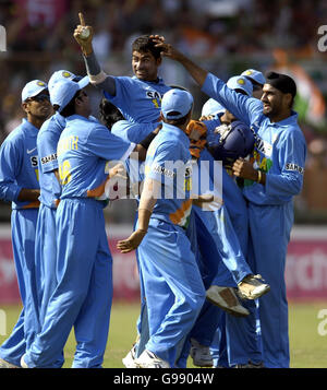 Mohammed Kaif, le fielant indien, est soulevé par ses coéquipiers après avoir pris une prise pour licencier Paul Collingwood en Angleterre lors de la première internationale One Day au parc de Ferozeshah Kotla, Delhi, Inde, le mardi 28 mars 2006. APPUYEZ SUR ASSOCIATION photo. Crédit photo devrait se lire: Rebecca Naden/PA. Banque D'Images