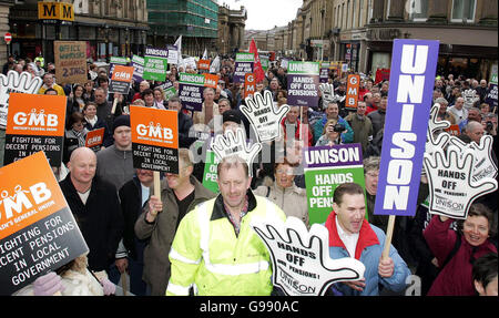 Des centaines de membres du conseil vont faire grève dans le centre de Newcastle, le mardi 28 mars 2006. Le Royaume-Uni sera frappé aujourd'hui par un départ de 1.5 millions de membres du conseil d'administration dans une rangée au sujet des retraites, le plus grand arrêt depuis la grève générale de 1926. Voir PA Story GRÈVE DE L'INDUSTRIE. APPUYEZ SUR ASSOCIATION PHOTO. Le crédit photo devrait se lire: Owen Humphreys/PA Banque D'Images