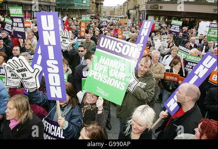 Des centaines de membres du conseil vont faire grève dans le centre de Newcastle, le mardi 28 mars 2006. Le Royaume-Uni sera frappé aujourd'hui par un départ de 1.5 millions de membres du conseil d'administration dans une rangée au sujet des retraites, le plus grand arrêt depuis la grève générale de 1926. Voir PA Story GRÈVE DE L'INDUSTRIE. APPUYEZ SUR ASSOCIATION PHOTO. Le crédit photo devrait se lire: Owen Humphreys/PA Banque D'Images