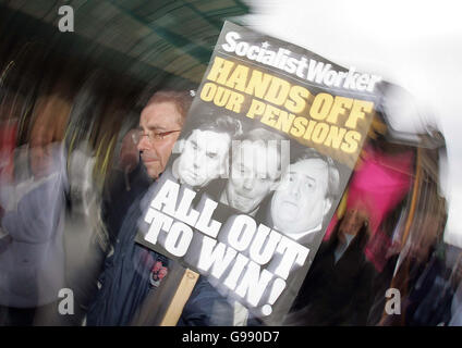 Des centaines de travailleurs du secteur public vont faire grève dans le centre de Newcastle, le mardi 28 mars 2006. Le Royaume-Uni sera aujourd'hui frappé par un départ de 1.5 millions de membres du conseil d'administration dans une rangée au sujet des retraites, le plus grand arrêt depuis la grève générale de 1926.Voir PA Story GRÈVE DE L'INDUSTRIE.APPUYEZ SUR ASSOCIATION PHOTO.Le crédit photo devrait se lire: Owen Humphreys/PA Banque D'Images