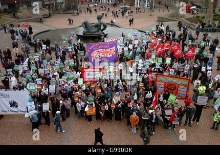 Le Conseil et les travailleurs du secteur public sont en grève à Victoria Square, Birmingham, le mardi 28 mars 2006. Le Royaume-Uni a été frappé aujourd'hui par une sortie de 1.5 millions de membres du conseil d'administration dans une rangée au sujet des retraites, le plus grand arrêt depuis la grève générale de 1926. Voir PA Story GRÈVE DE L'INDUSTRIE. APPUYEZ SUR ASSOCIATION photo. Le crédit photo devrait se lire: David Jones/PA Banque D'Images